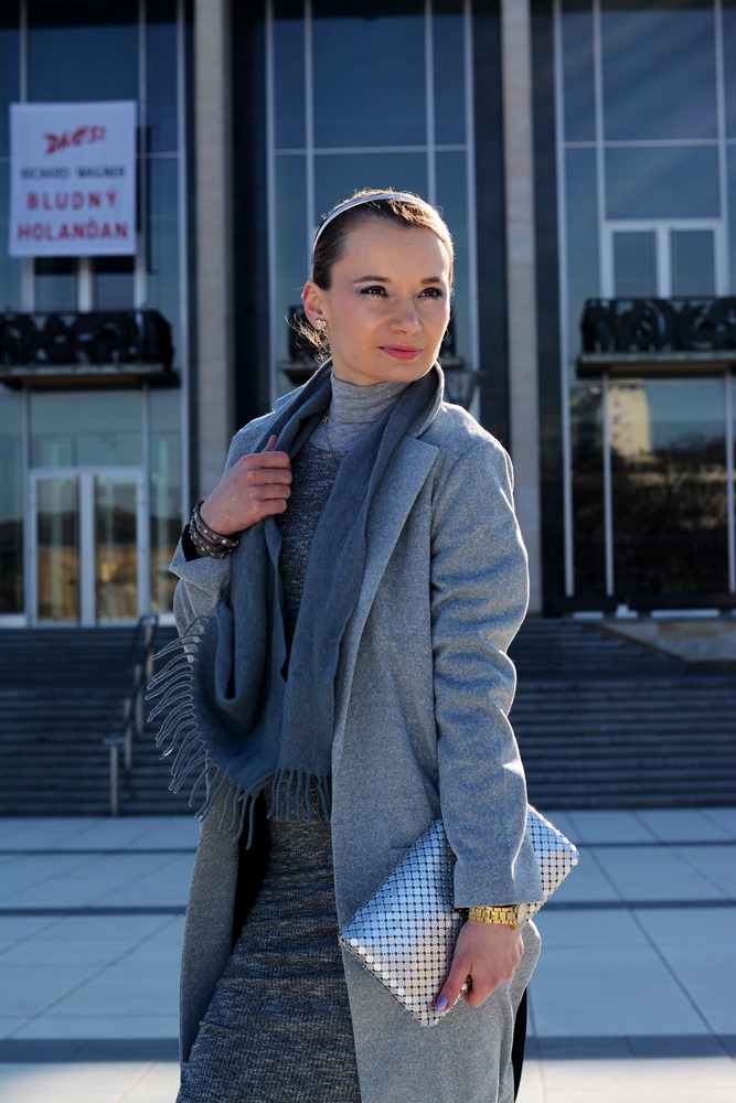 Monochromatic_outfit_grey_coat_scarf_silver_clutch