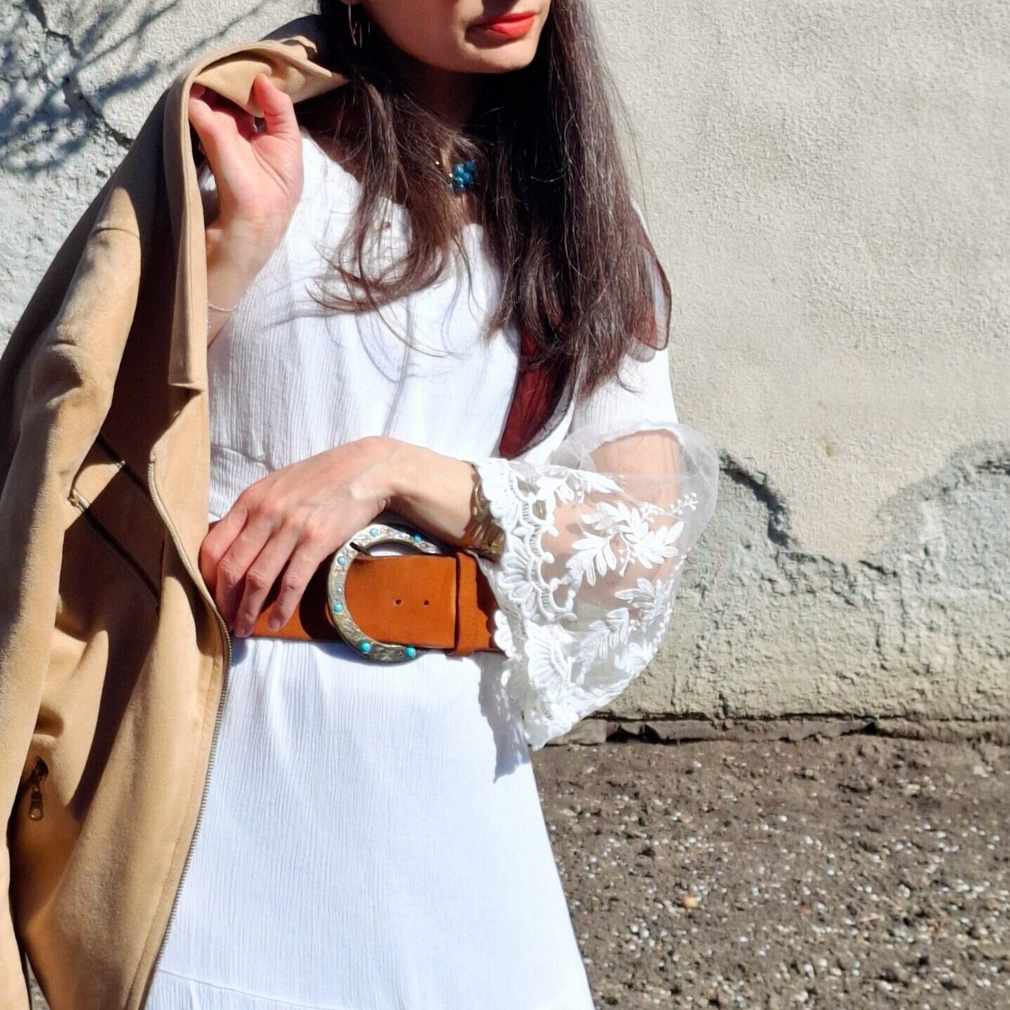 Boho styl: Bílé šaty, květy a kovbojské boty